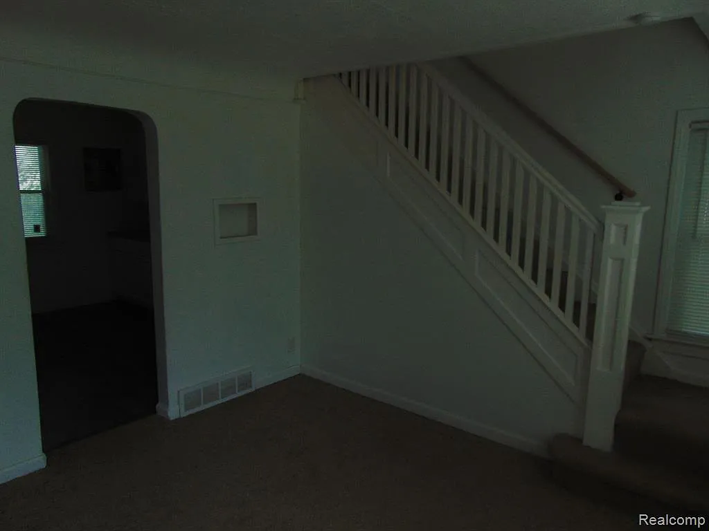 3 bed, 1.0 bath, 862 sqft, $1,300 — Photo 2