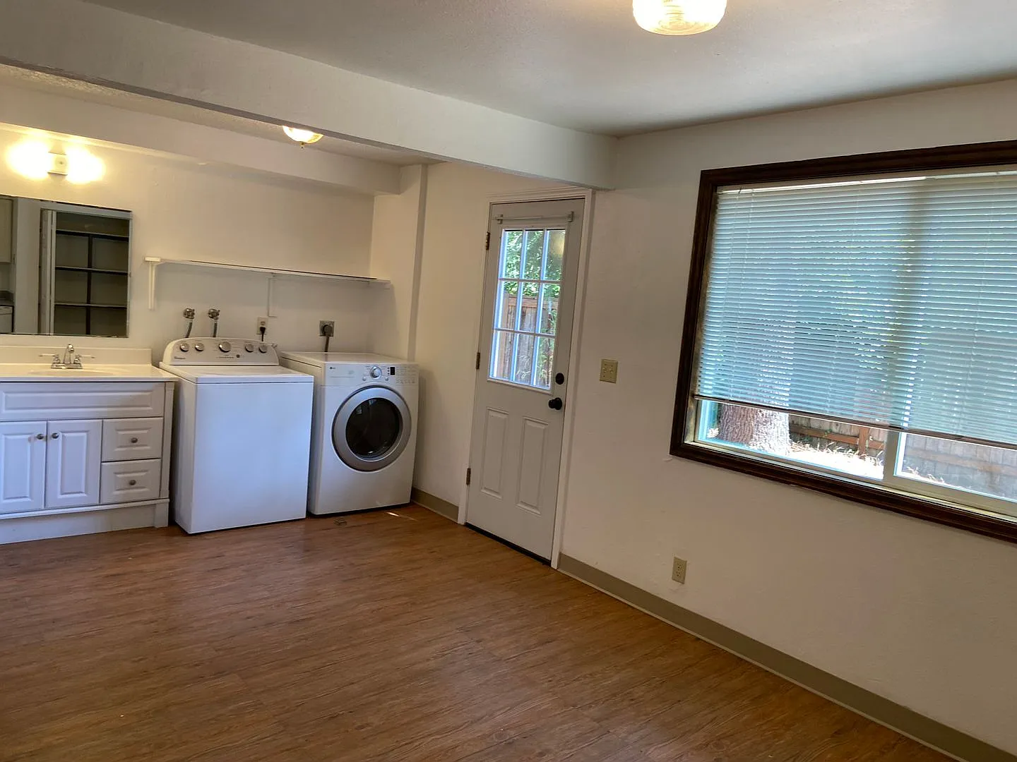 Four Bedroom Home Near Campus — Photo 4