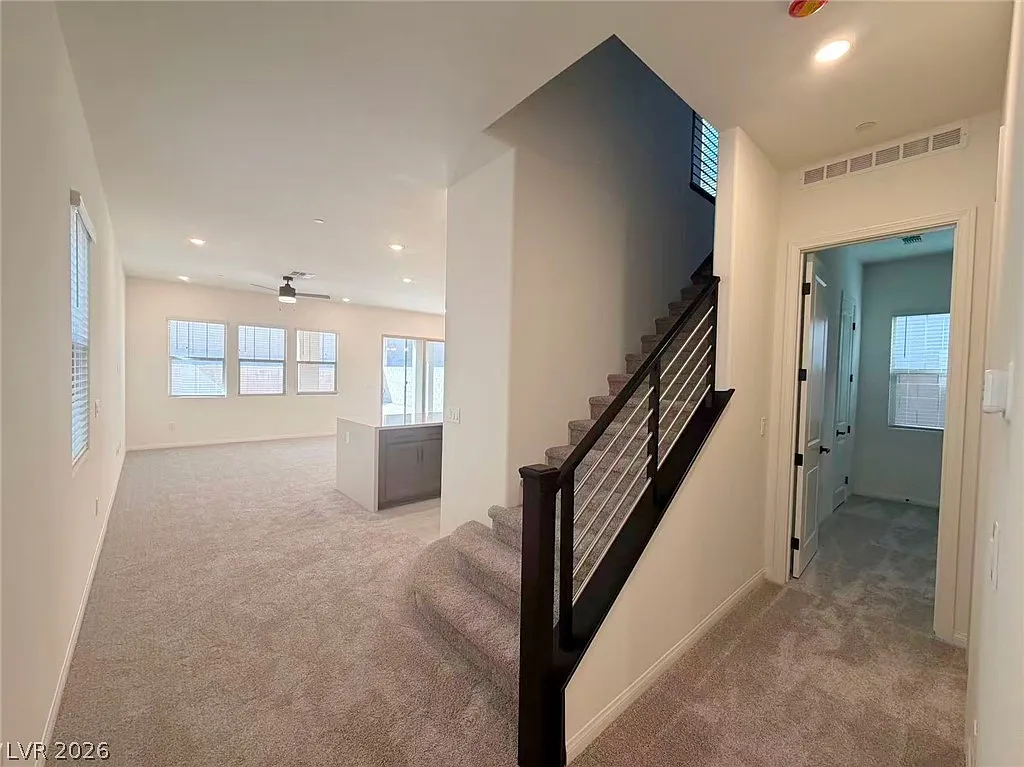 5 bed, 3.0 bath, 2466 sqft, $3,500 — Photo 4
