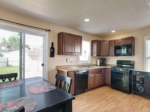 5th image of 400 E 328th St