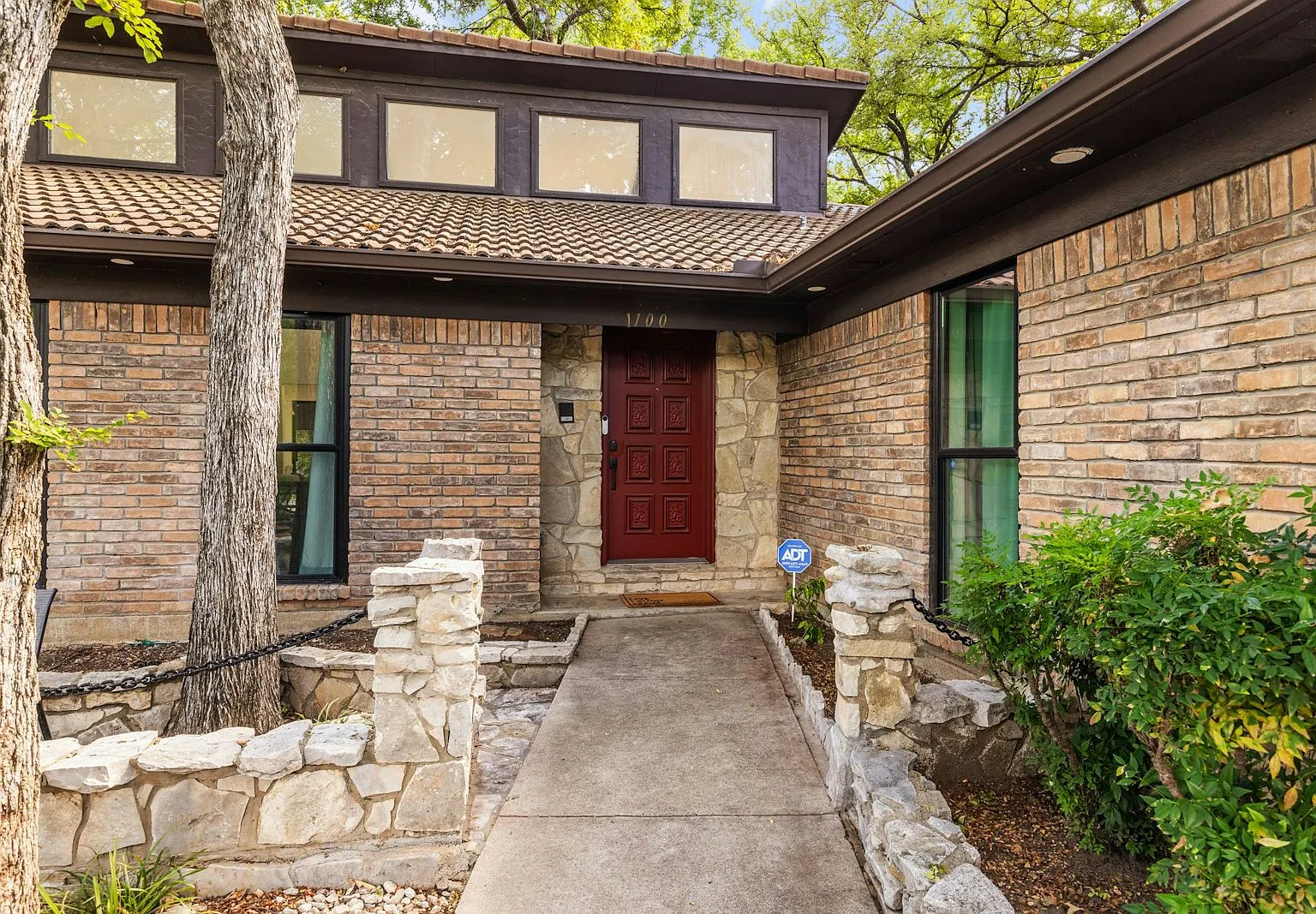 1100 Wayland Dr — Photo 2
