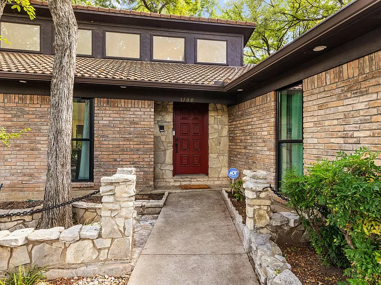 1100 Wayland Dr — Photo 2