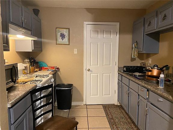 3rd image of 7725-27 Dorsett Dr