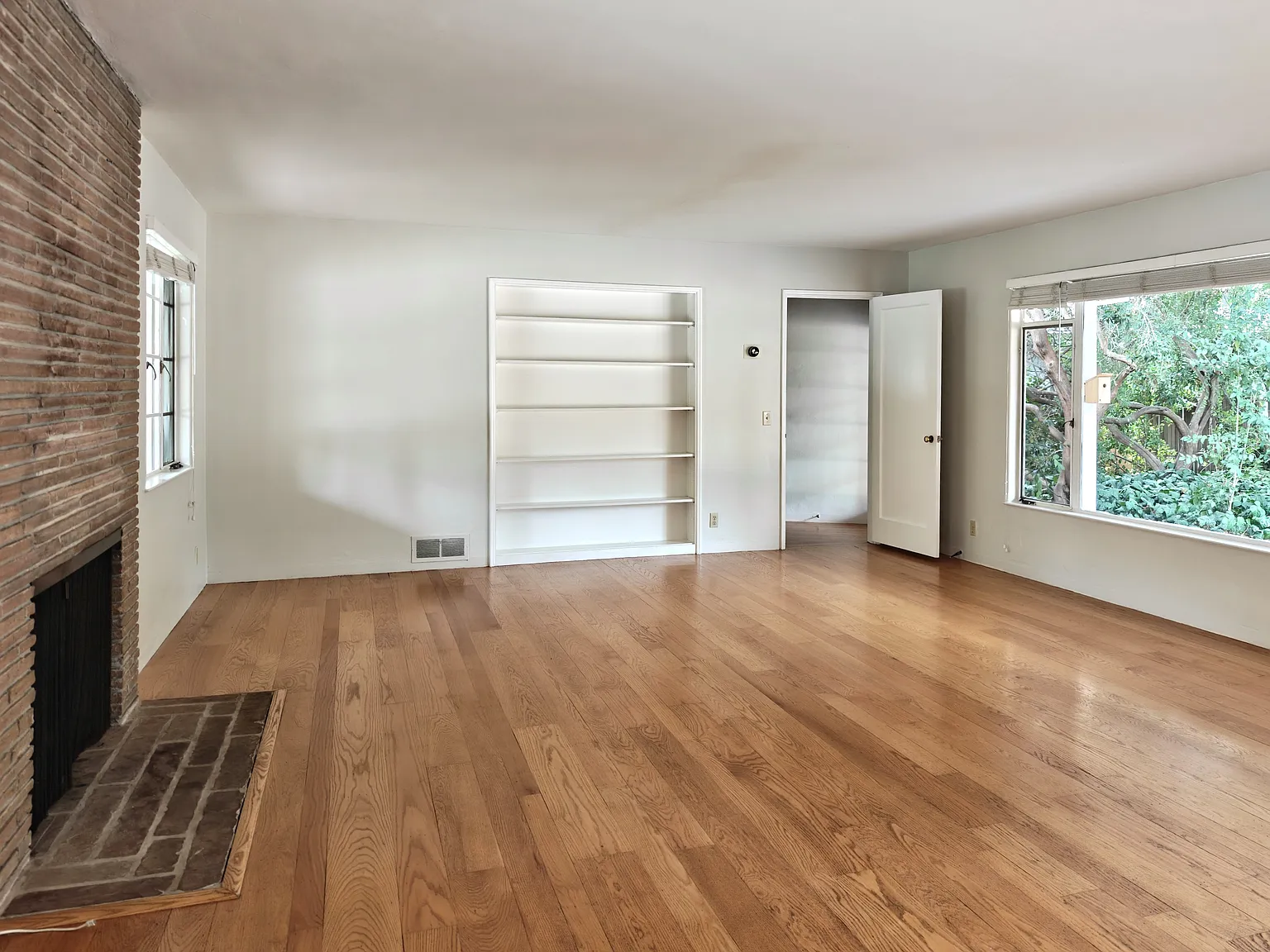 3 bed, 2094 sqft, $7,988 — Photo 4