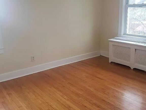 3rd image of 40 Parkwood St
