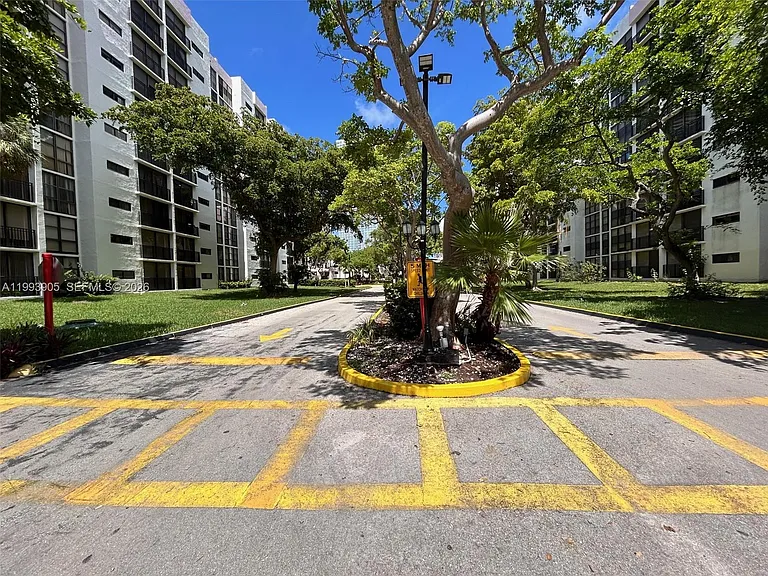 17021 N Bay Rd #225 — Photo 19