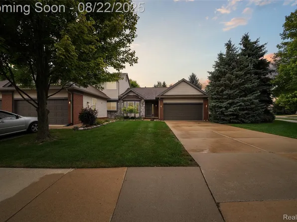 3090 Brookside Dr, Waterford, MI 48328