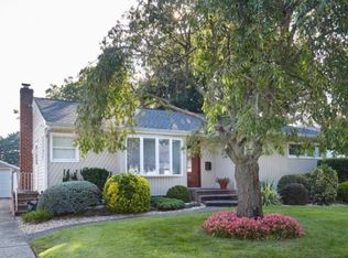 504 Glenwood Ln, East Meadow, NY 11554