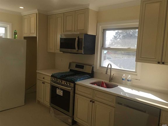 4th image of 384 Clement Ave Floor 2