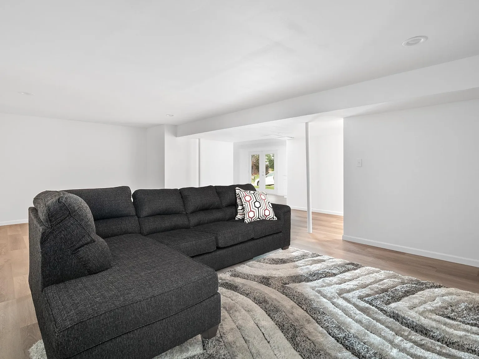 4 bed, 2500 sqft, $3,900 — Photo 4