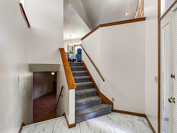 4th image of 10 Maple View Ct
