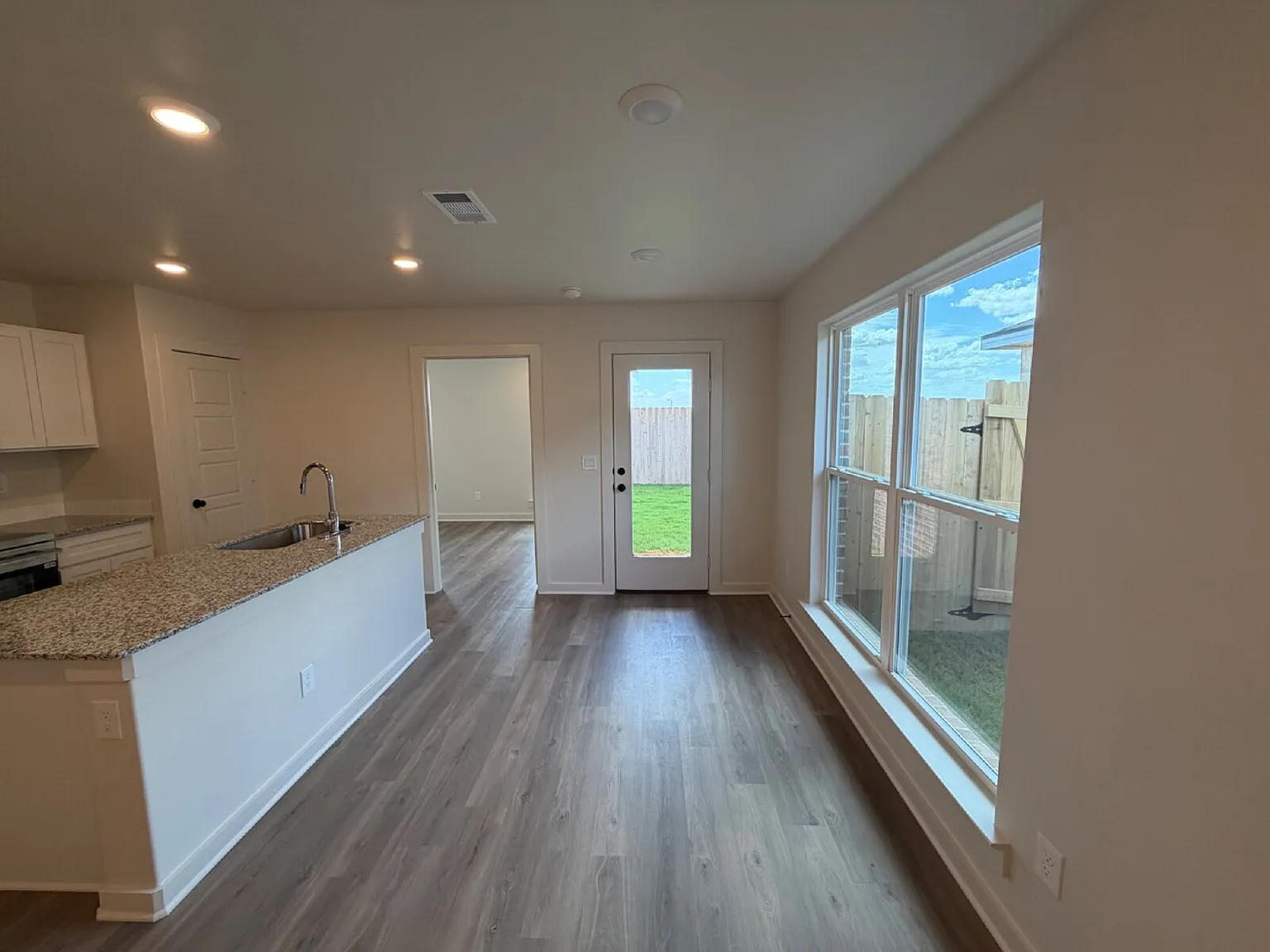 3 bed, 2.0 bath, 1100 sqft, $1,450 — Photo 4