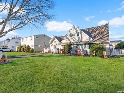73 Winter Lane, Hicksville, NY, 11801