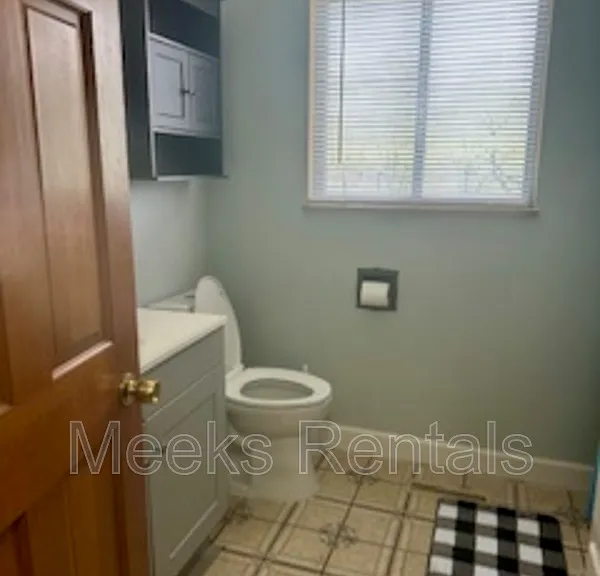 1118 Montrose Dr — Photo 17