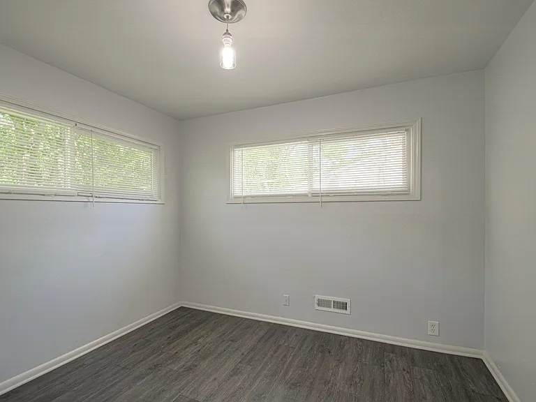 10810 Ewing Ave — Photo 11