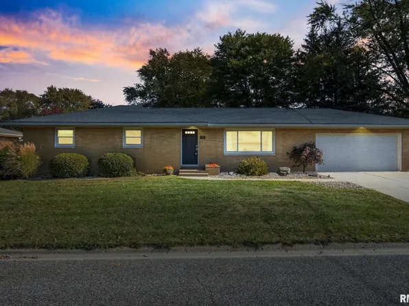 104 Eastshore Dr, Morton, IL 61550