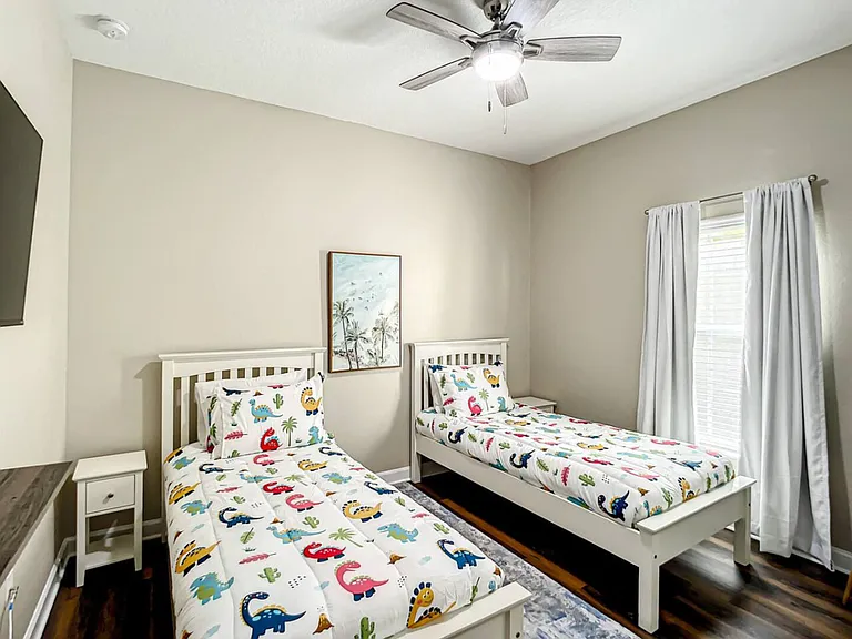 Beach Palm Ave — Photo 24