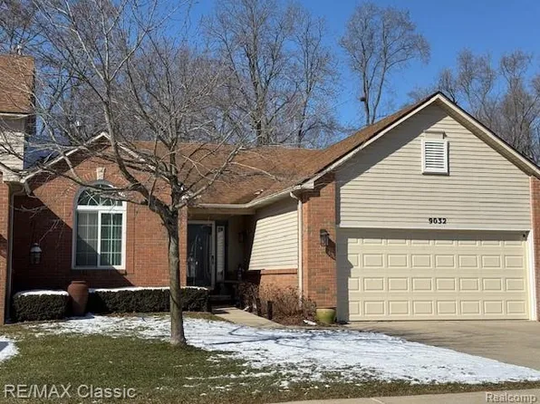9032 Pine Cove Dr, Whitmore Lake, MI 48189