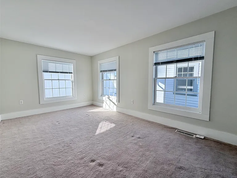 114 Lafayette Rd — Photo 10