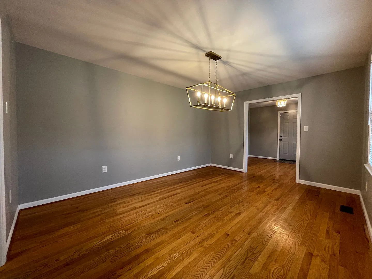 Beautiful brick rancher on over 1.5 acres — Photo 3