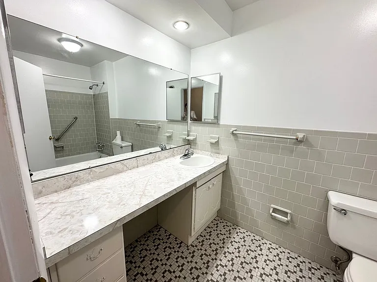 Melrose Apartments — Photo 25