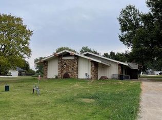 905 S Windsor Rd, Chanute, KS 66720