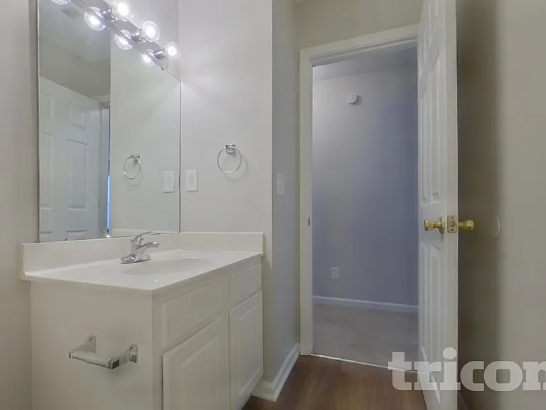 945 Schofield Ln — Photo 12
