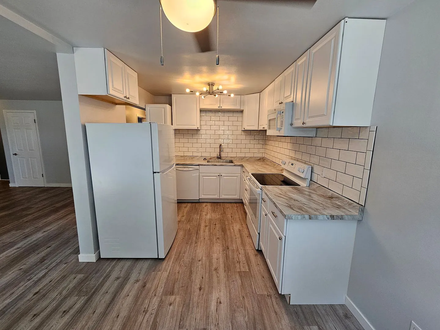 Beautifully Remodeled Condo in the Valley — Photo 3