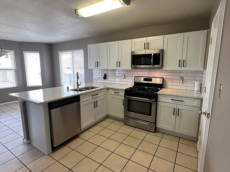 660 Vista Lejos Ln SW — Photo 2