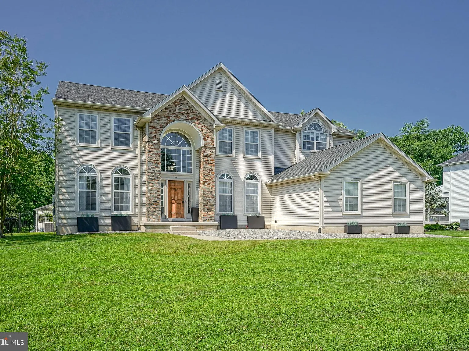 4 bed, 2.5 bath, 5450 sqft, $6,900 — Photo 2