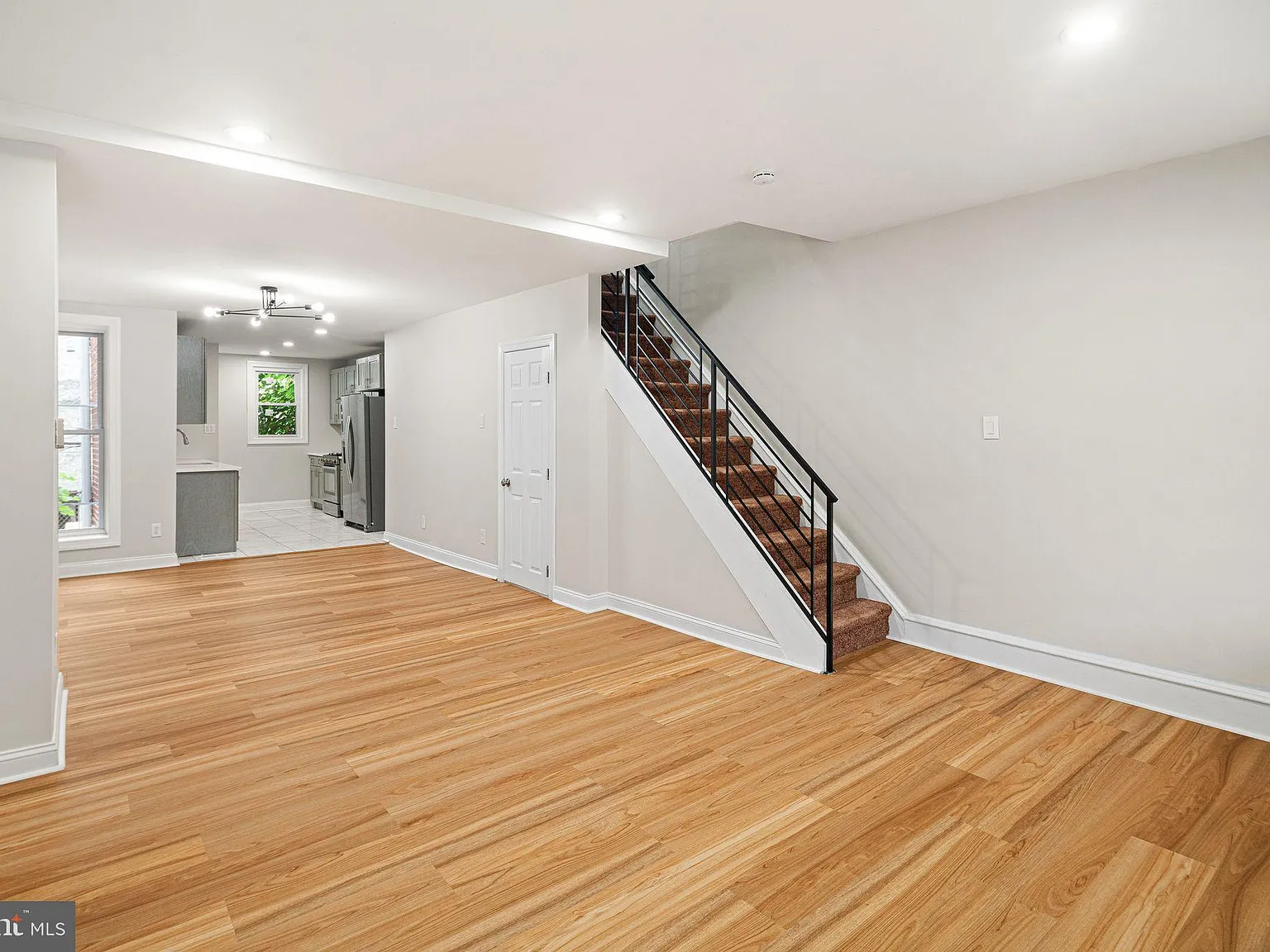 3 bed, 1.5 bath, 1098 sqft, $1,900 — Photo 2