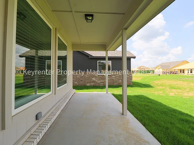 2908 S Redwood Ave — Photo 47