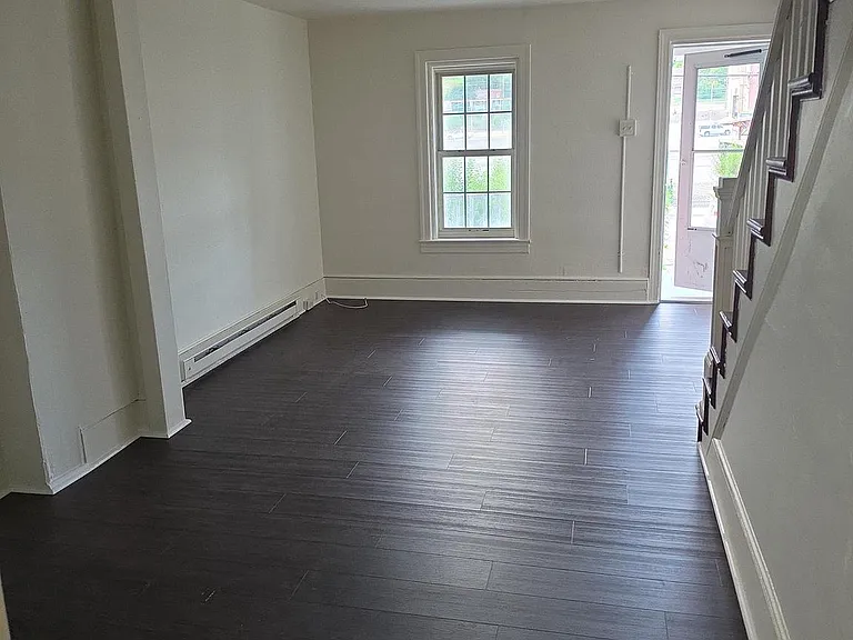 243 E Valley Rd — Photo 2