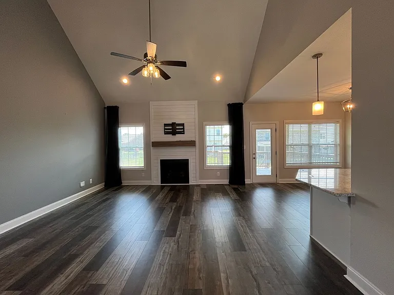 557 Dexter Dr — Photo 5