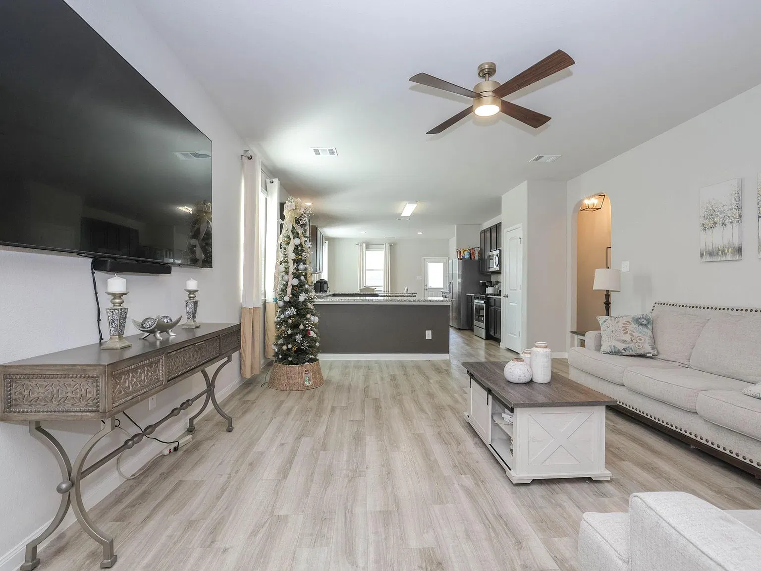 5 bed, 2.5 bath, 2628 sqft, $2,300 — Photo 2