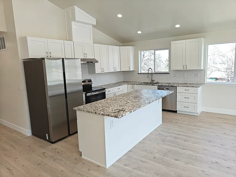 6662 S Highland Dr — Photo 2