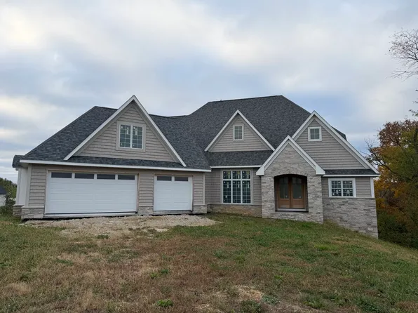 19468 250th Ave, Bettendorf, IA 52722