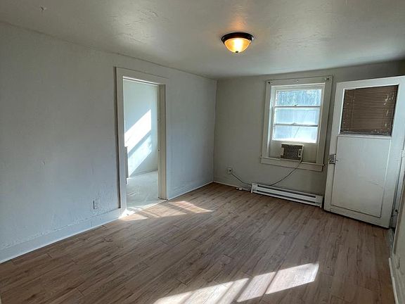 4th image of 900 Elm St #3