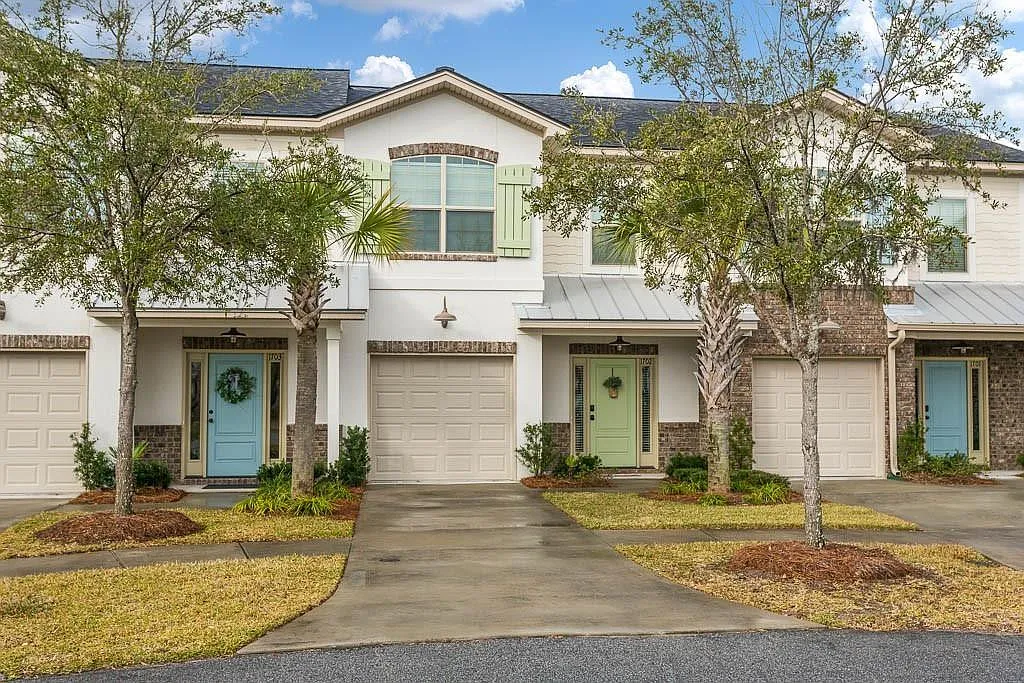 3 bed, 2.5 bath, 1759 sqft, $3,200 — Photo 1