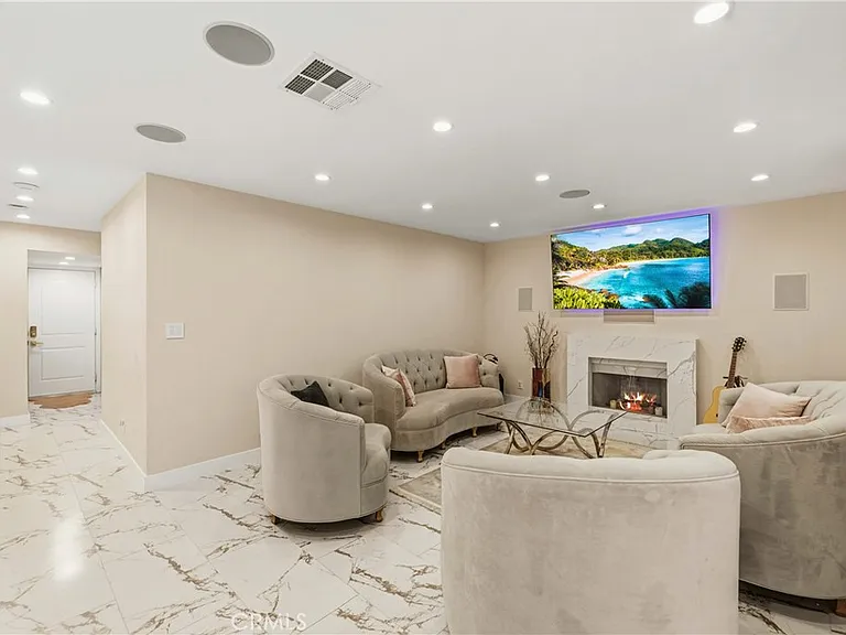 4561 Grandview Dr — Photo 22