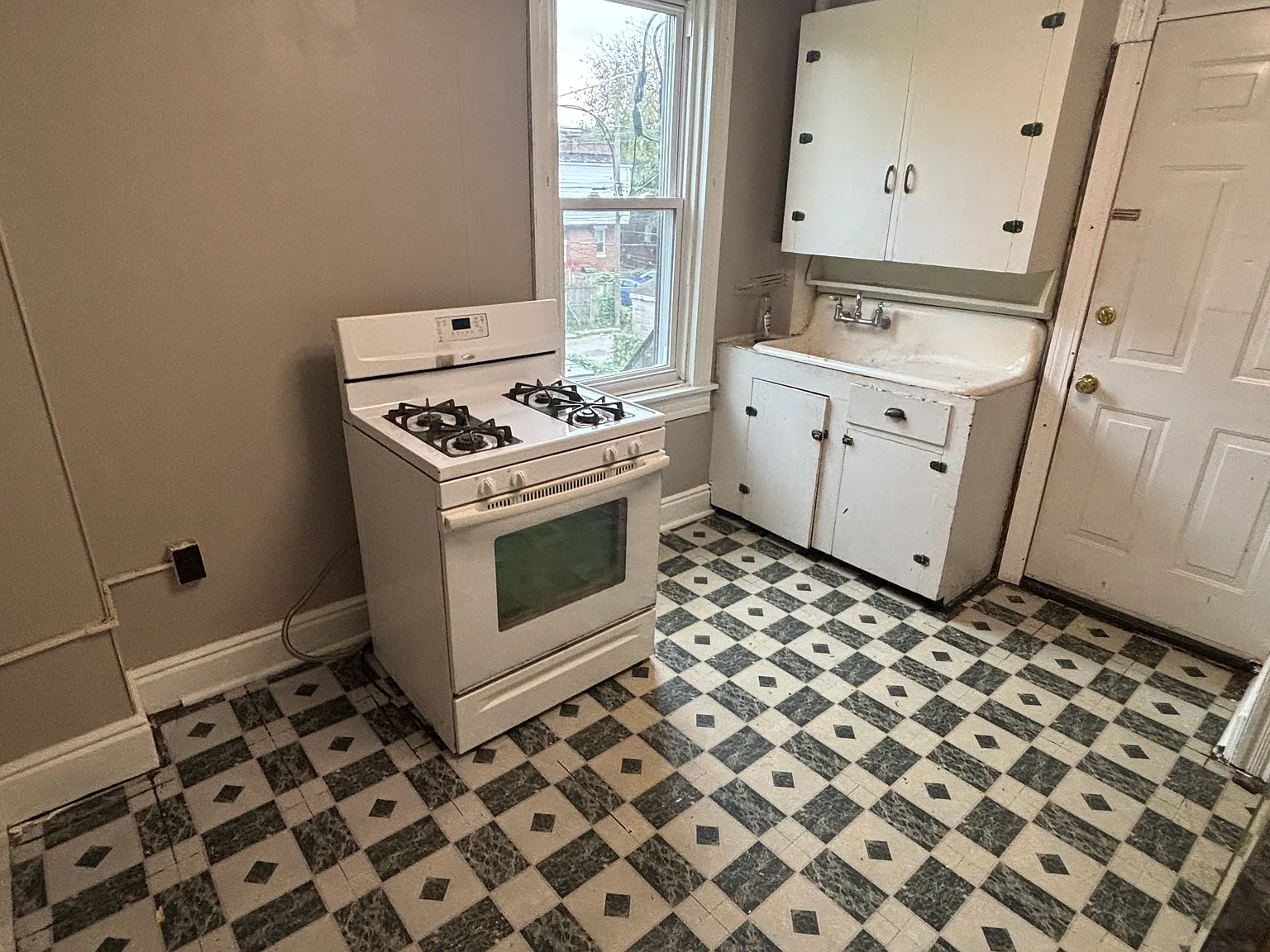 3 bed, 1000 sqft, $975 — Photo 2
