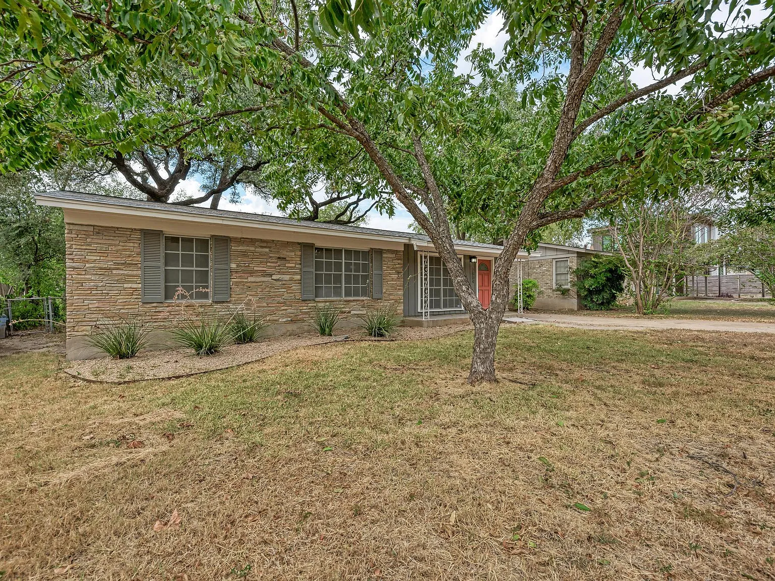 3 bed, 1.0 bath, 1190 sqft, $2,100 — Photo 3