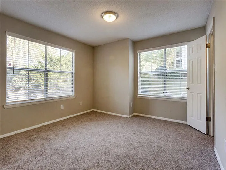 The Hub at 934 Apartments — Photo 16