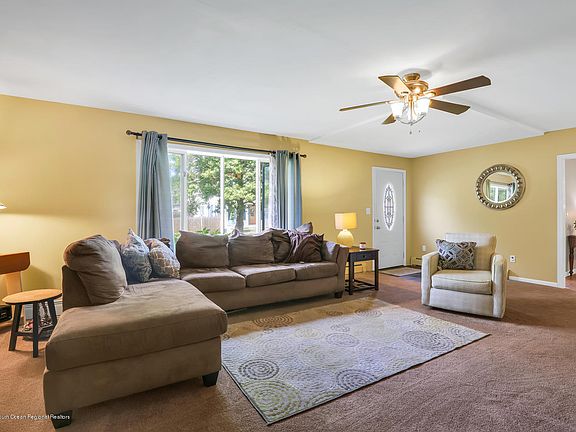 3rd image of 10 Poplar St