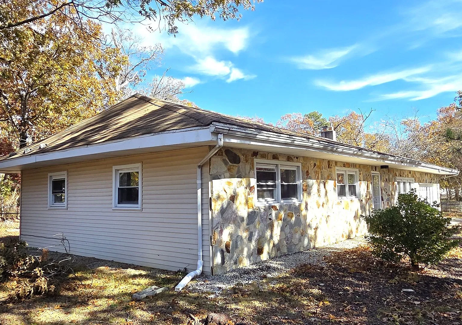 Updated 3 Bedroom with Den/Office Home for Rent Near Beautiful Lakes — Photo 2