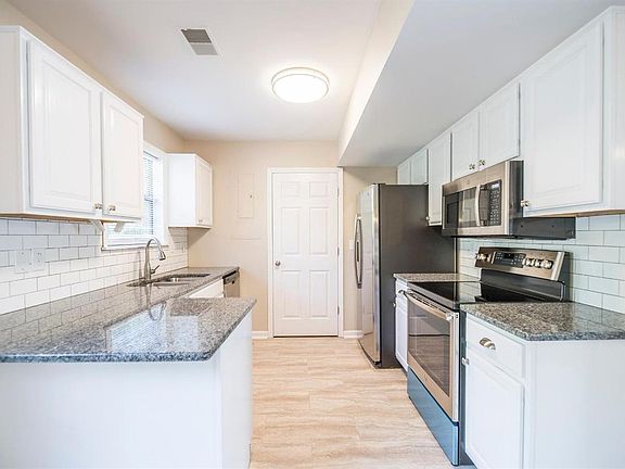 2nd image of 1213 Ashford Ln