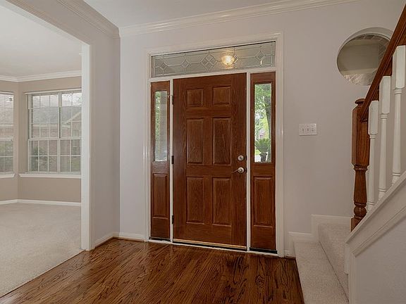 3rd image of 10 Willow Run Pl