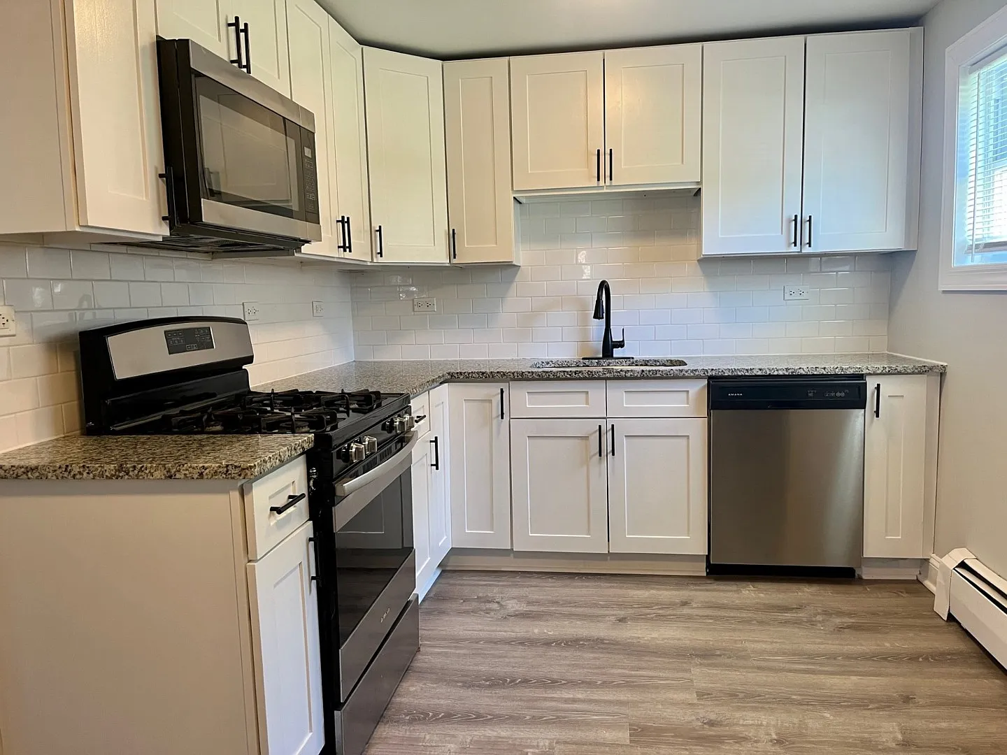 Rehabbed 2 Bedroom In Prime Lake Bluff Location - Pet Friendly - Free Parking! — Photo 2