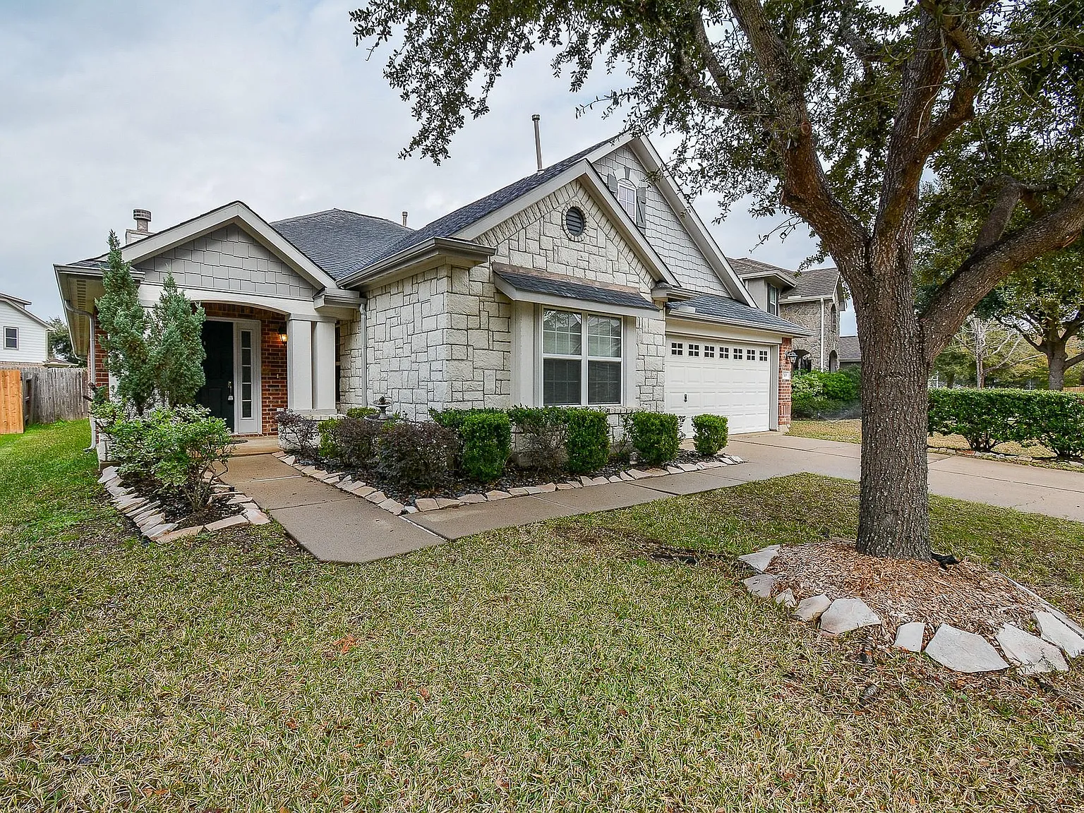 3 bed, 2.0 bath, 2350 sqft, $2,200 — Photo 1