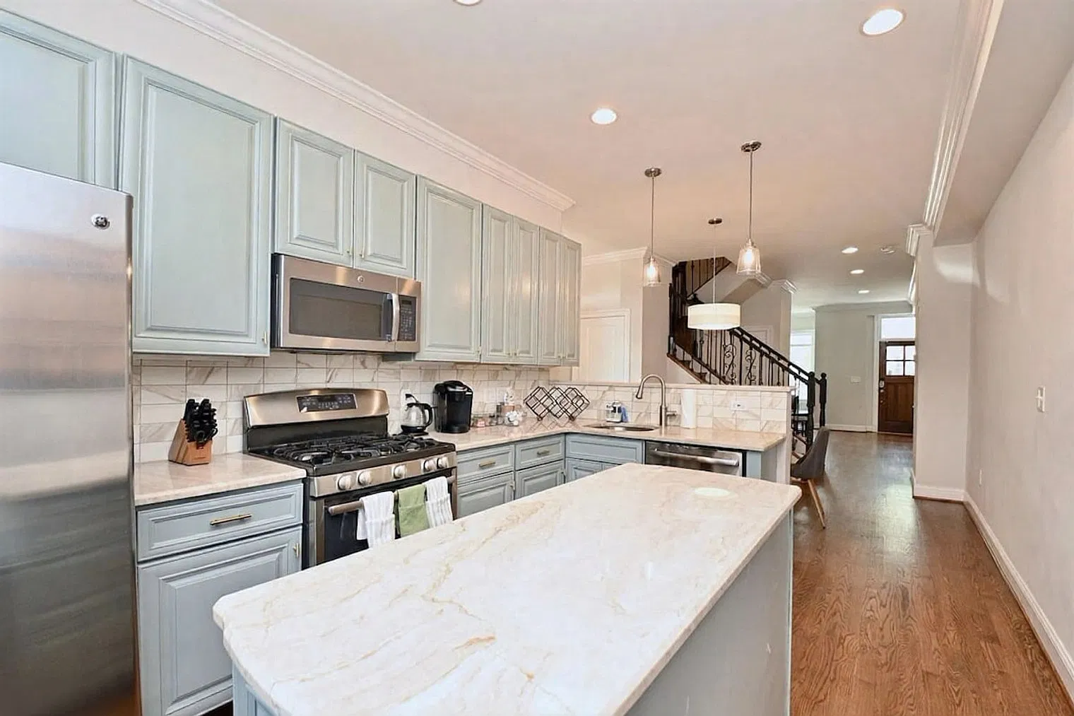 5 bed, 3.0 bath, $6,049 — Photo 2